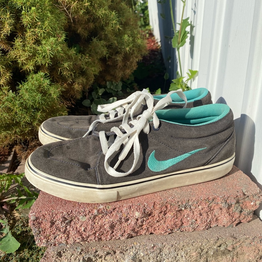 Nike mid top shoes